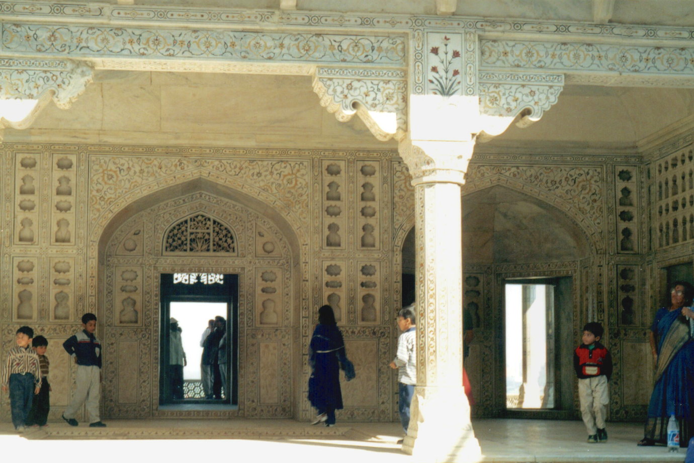 agra-fort_tourists.jpg