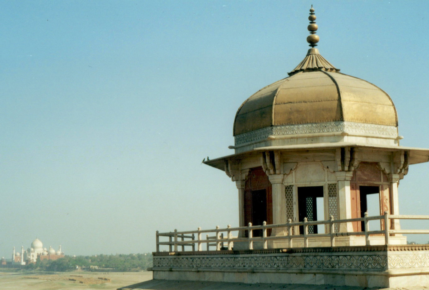 agra-fortmaybe-taj.jpg