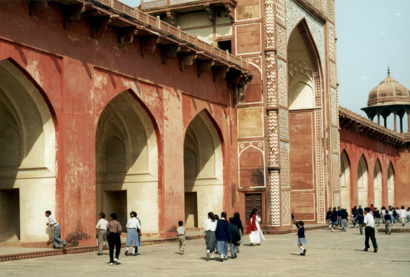 agra-sikandraorfort-tourists.jpg