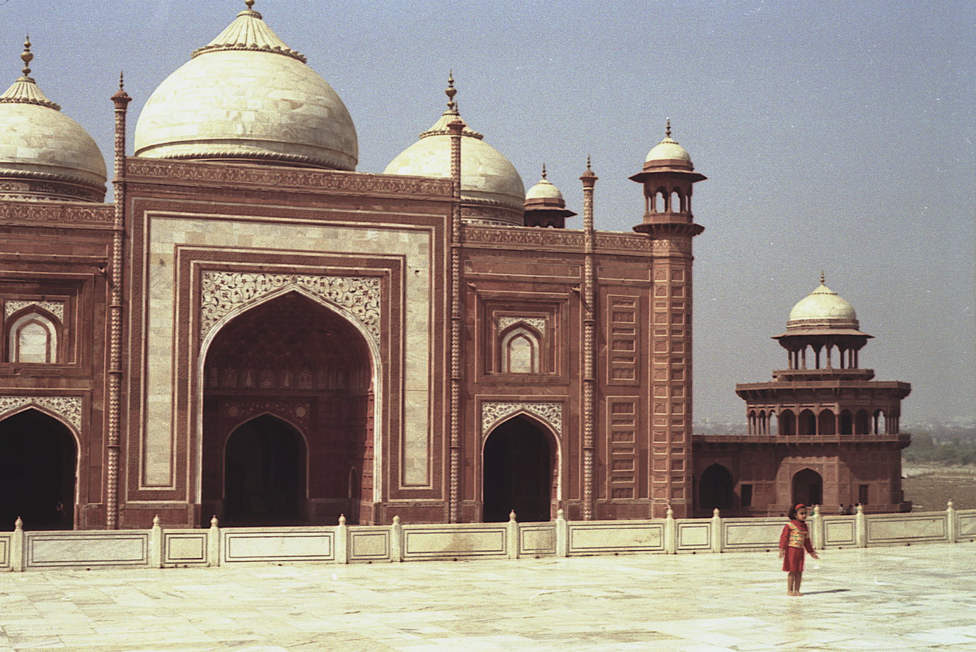 agra-taj-girl.jpg