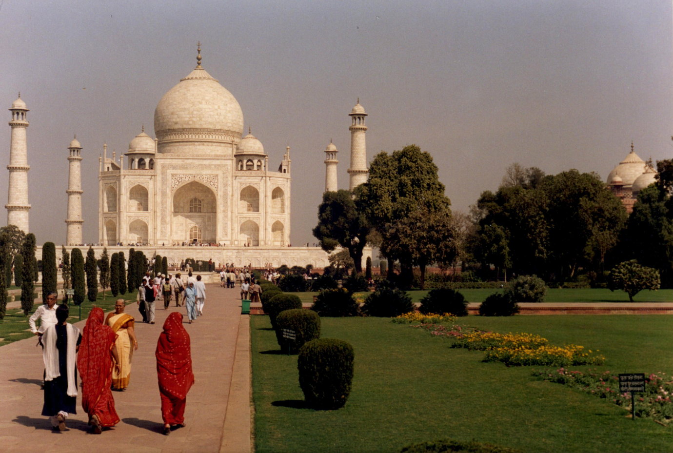 agra-taj-walkway.jpg