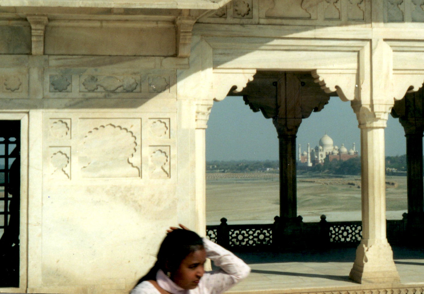 agra-viewof-taj-woman.jpg