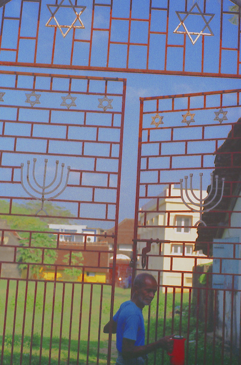 kerala-cochin-synagogue-man.jpg