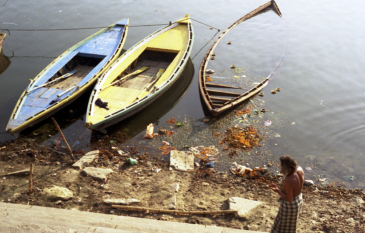 varanasi-ganges-3boats.jpg