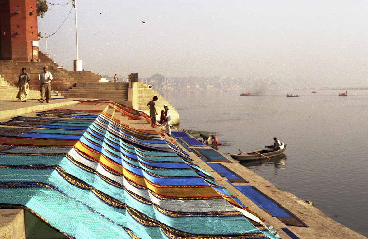 varanasi-ganges-saris.jpg