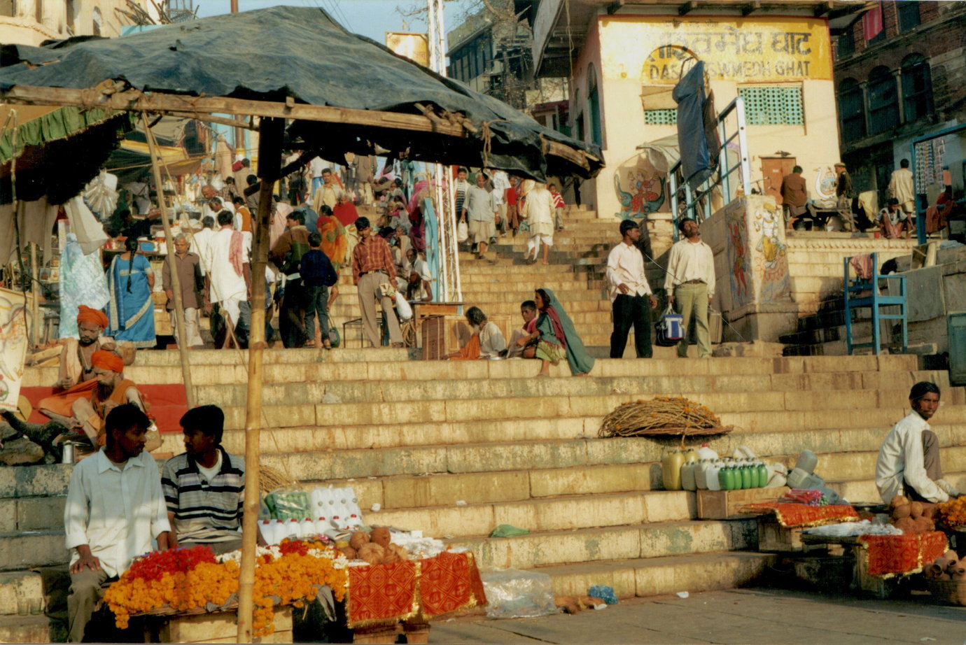 varanasi-ganges-steps-vendors.jpg