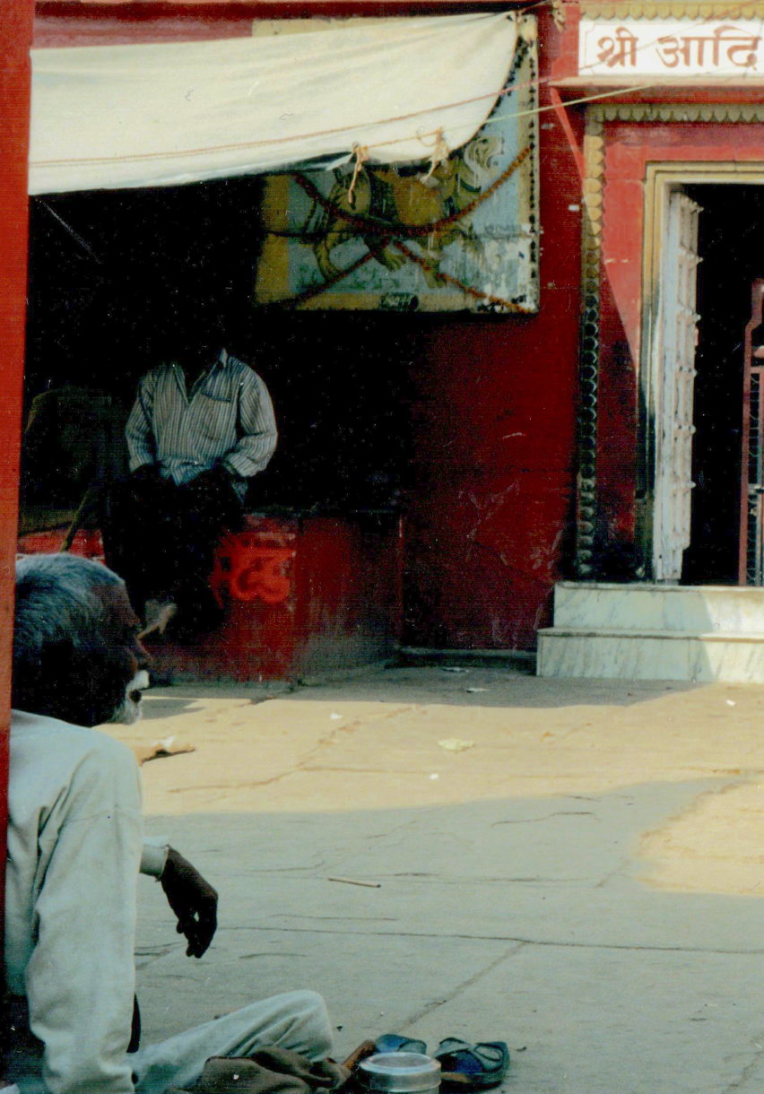 varanasi-redtemple-man.jpg