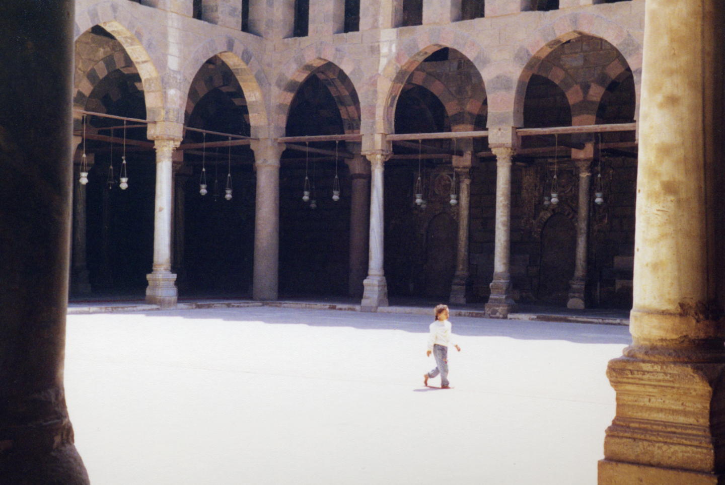 eg-cairo-mosque-girl.jpg